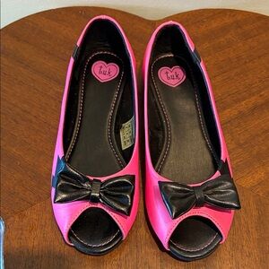T.U.K Pink Peep Toe Flats/Black Bow & lightning bolt Accents  synthetic Sz.6 NIB